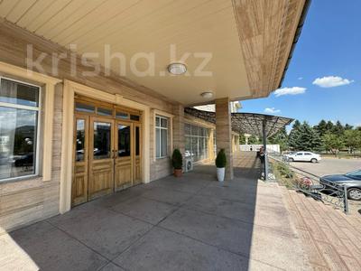 Свободное назначение, офисы, магазины и бутики, склады, общепит, салоны красоты, бани, гостиницы и зоны отдыха, фитнес и спорт, медцентры и аптеки, развлечения, конференц-залы, кабинеты и рабочие места, студии · 2200 м² за 5.5 млн 〒 в Узынагаш