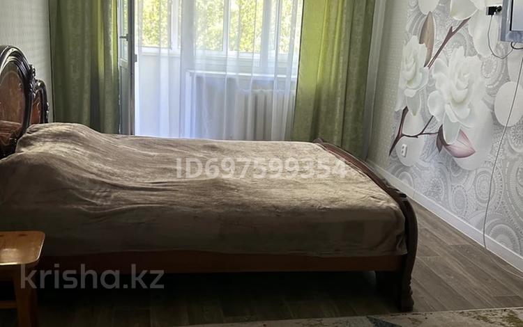 1-комнатная квартира · 33 м² · 1/5 этаж, мкр 4 13 за 10 000 〒 в Уральске — фото 2