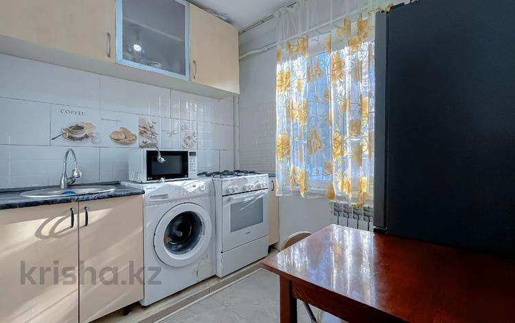 1-комнатная квартира, 32 м², 1/4 этаж, мкр Коктем-1 13