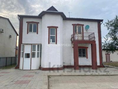 Отдельный дом · 6 комнат · 400 м² · 10 сот., мкр Жеруйык, М.Жумабаева 1 за 65 млн 〒 в Атырау