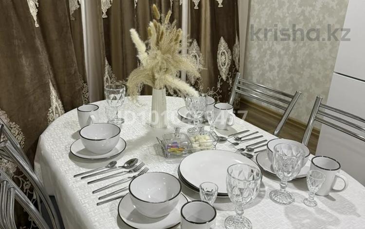 2-бөлмелі пәтер · 90 м² · 6/25 қабат, мкр 11 112в, бағасы: 16 000 ₸ в Актобе — фото 2
