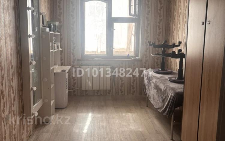 3-комнатная квартира · 65 м² · 5/5 этаж, Курмангазы 164 — напротив магазина Урала за 19 млн ₸ в Уральске, мкр Школьник — фото 2