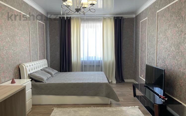 2-комнатная квартира, 82 м², 10/10 этаж посуточно, Таумуш Жумагалиев 15 за 16 000 〒 в Атырау — фото 2