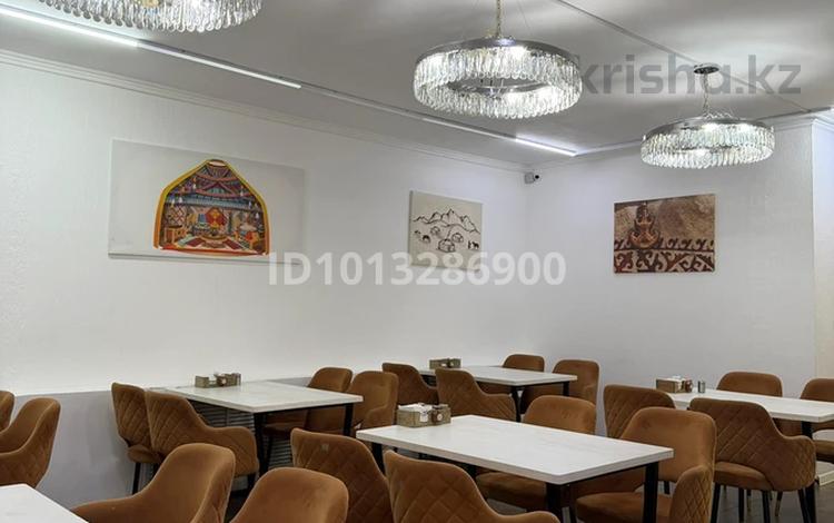 Свободное назначение, магазины и бутики · 60 м² за 400 000 ₸ в Атырау, мкр Центральный — фото 2