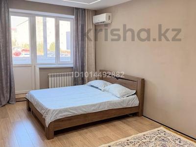 1-бөлмелі пәтер · 52 м² · 1/5 қабат, Алтын орда ш/а., Батыс 2 микрорайон 25 — Школа 80, клиника Универ, бағасы: 13 000 ₸ в Актобе, мкр. Алтын орда