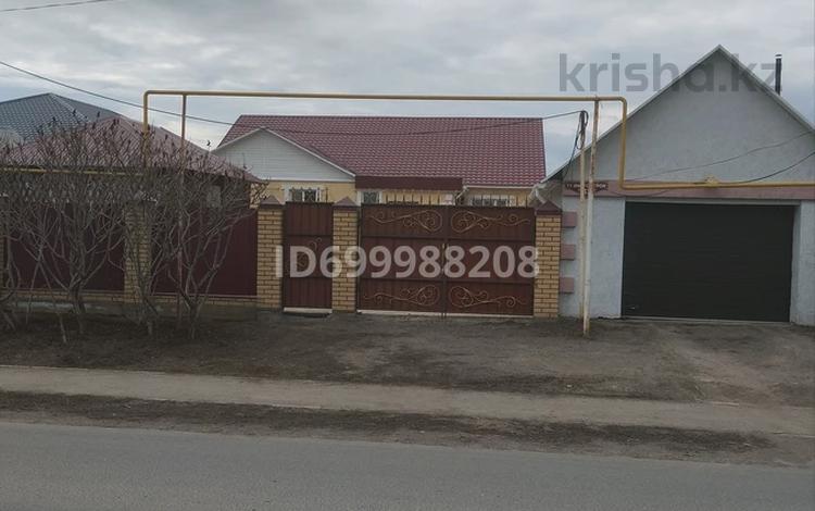 Отдельный дом · 3 комнаты · 160 м² · 10 сот., 11 микр 53 за 45 млн 〒 в Аксае — фото 2