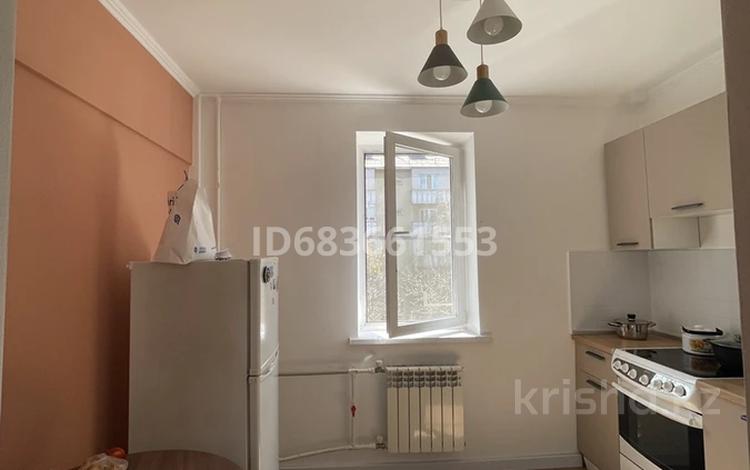 1-комнатная квартира, 35 м², 3/5 этаж помесячно, мкр Акжар, Санаторная 2