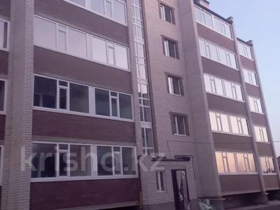 2-комнатная квартира · 63 м² · 2/5 этаж, мукагали макатаев за 16.7 млн 〒 в Актобе, мкр Москва