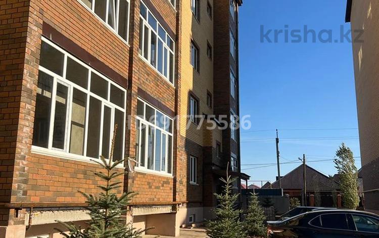 3-комнатная квартира, 105 м², 2/5 этаж, мкр Кадыра Мырза-Али, Сырым Датова 38 — Тауелсиздик