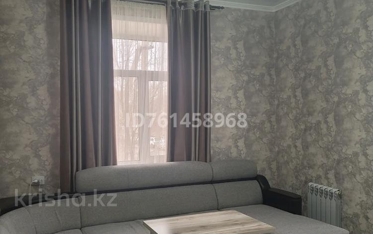 3-бөлмелі пәтер · 62 м² · 2/2 қабат, Аманжолова 11 — Центральный рынок, бағасы: 17.5 млн ₸ в Жезказгане — фото 2