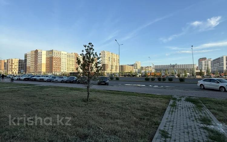 Свободное назначение, офисы, магазины и бутики, склады, общепит, салоны красоты, медцентры и аптеки, образование, развлечения, конференц-залы, кабинеты и рабочие места, студии · 141 м² за 1.3 млн ₸ в Астане, Нура р-н — фото 2