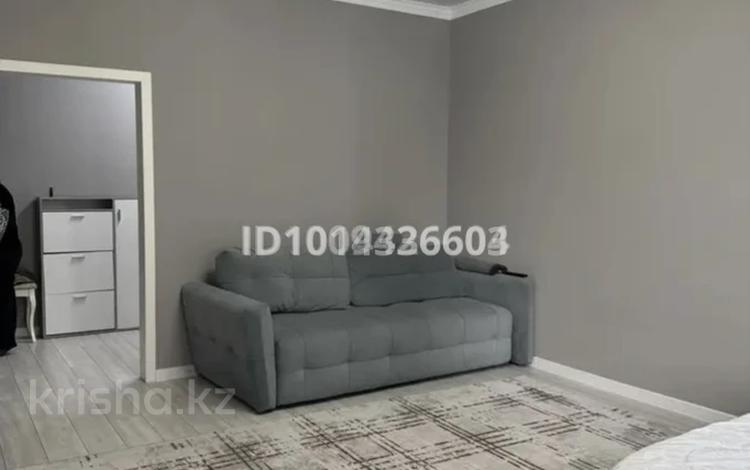 2-комнатная квартира · 55 м² · 6 этаж, мкр Мамыр-1 26/1 за 350 000 ₸ в Алматы, Ауэзовский р-н — фото 2