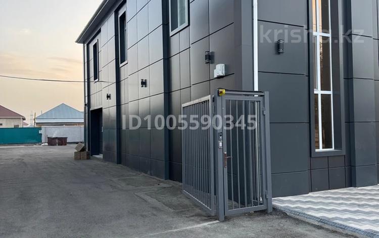 Свободное назначение, офисы, магазины и бутики, склады, общепит, салоны красоты, фитнес и спорт, медцентры и аптеки, образование, развлечения, конференц-залы, кабинеты и рабочие места, студии · 320 м² за 350 000 〒 в  — фото 2