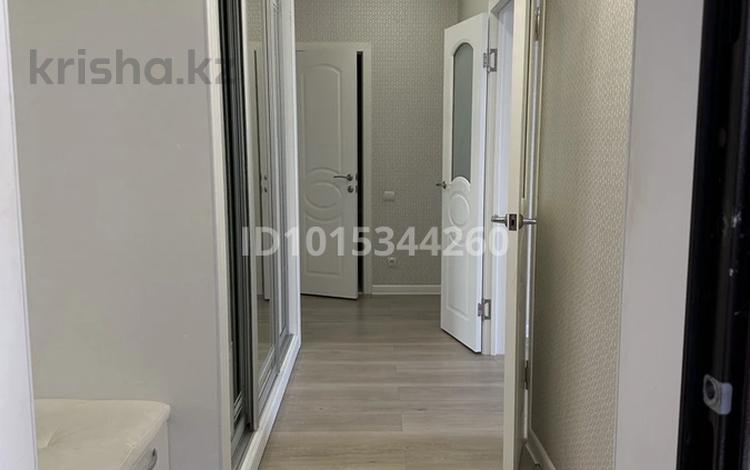 2-бөлмелі пәтер · 60 м² · 4/5 қабат, Алтын орда ш/а., Молдагуловой 57Д — Сбоку гипермаркет Дина, бағасы: 33 млн ₸ в Актобе, мкр. Алтын орда — фото 2