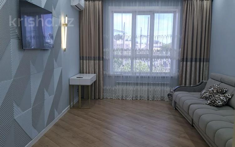 3-комнатная квартира · 90 м² · 2/6 этаж, мкр Юго-Восток, Муканова за 50 млн ₸ в Караганде, Казыбек би р-н — фото 2
