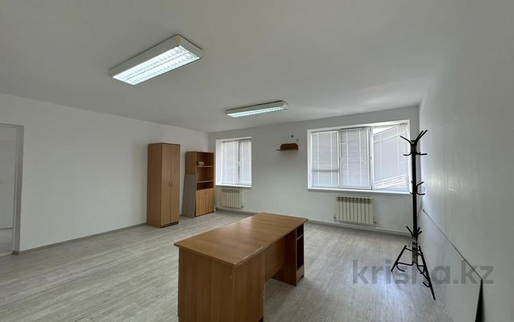 Кабинеттер және жұмыс орындары · 300 м², бағасы: 1.5 млн ₸ в Атырау, мкр Привокзальный-5 — фото 2