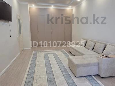 1-комнатная квартира · 45 м² · 2/15 этаж, Кошкарбаева 13 — Хазрет Султан мечеть, Пирамида, Шабыт, Дворец Независимости пасольства Шабыт университет за 13 000 〒 в Астане, Сарайшык р-н