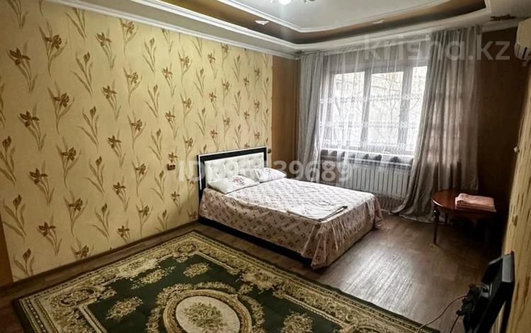 2-бөлмелі пәтер, 60 м², 3/5 қабат тәулік бойы, мкр Аксай-4 43 — Момышулы Улугбек, бағасы: 12 000 〒 в Алматы, Ауэзовский р-н — фото 2