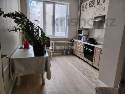 3-комнатная квартира · 120 м² · 5/10 этаж, А. Бокейханова 8 — 9 поликлиники, Ген прокуратура, президентский парк за 400 000 〒 в Астане, Есильский р-н