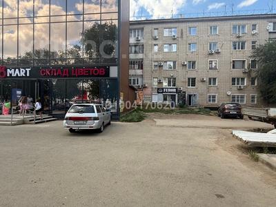 Свободное назначение, офисы, магазины и бутики, салоны красоты, образование, кабинеты и рабочие места, студии · 16.5 м² за 200 000 〒 в Уральске, мкр Строитель