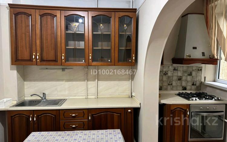 3-комнатная квартира · 72 м² · 2/9 этаж, мкр Аксай-2 за 300 000 ₸ в Алматы, Ауэзовский р-н — фото 2