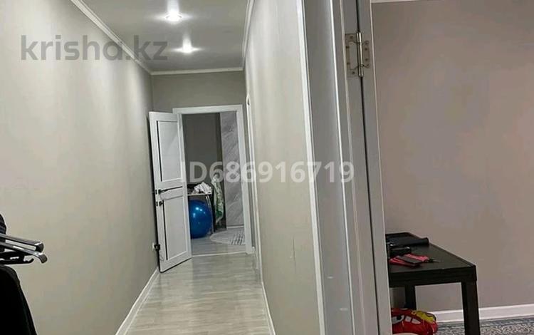 3-бөлмелі пәтер, 90 м², 2/10 қабат, мкр Городской Аэропорт, Республики 1 — Строймарт, бағасы: 33.5 млн 〒 в Караганде, Казыбек би р-н — фото 2