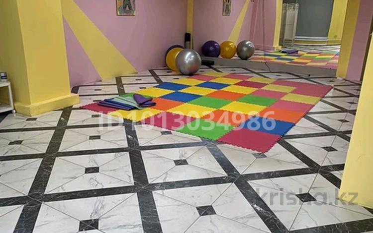 Свободное назначение, офисы, магазины и бутики, салоны красоты, образование · 150 м² за 800 000 ₸ в Актобе, мкр 5 — фото 2