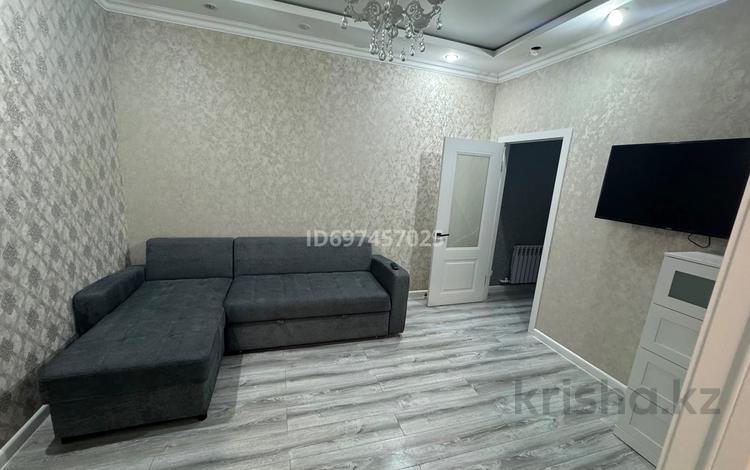2-комнатная квартира · 50 м² · 17/22 этаж, Шахтеров 52б за 230 000 ₸ в Караганде, Казыбек би р-н — фото 2