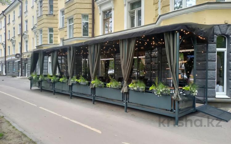 Свободное назначение, офисы, магазины и бутики, общепит, салоны красоты, бани, гостиницы и зоны отдыха, медцентры и аптеки, образование, развлечения · 698 м² за 750 млн ₸ в Алматы, Алмалинский р-н — фото 2