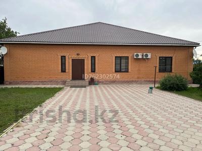 Жер үй мен саяжайлар в Атырауской обл.: Жеке үй · 8 бөлме · 370 м² · 13 сот., мкр Мунайшы, 12 улица, бағасы: 75 млн 〒 Жеке үй · 8 бөлме · 370 м² · 13 сот., мкр Мунайшы, 12 улица, бағасы: 75 млн 〒 в Атырау