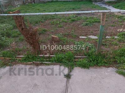 Отдельный дом · 2 комнаты · 55 м² · 6 сот., Аузэва дом² квартира⁴ — Дом находиться сахзаводе возле фиркан ездиет маршрут 32.27.9.7 рядом базарчик за 10 млн ₸ в Таразе