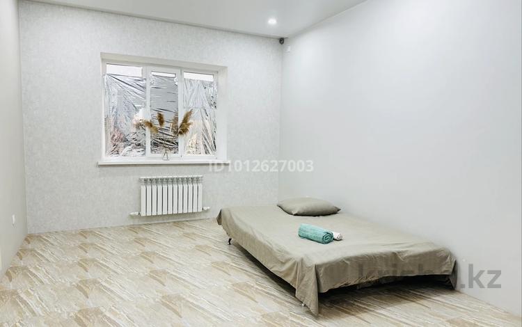 1-бөлмелі пәтер · 55 м² · 1/5 қабат, мкр. Алтын орда 356б, бағасы: 7 000 ₸ в Актобе — фото 2
