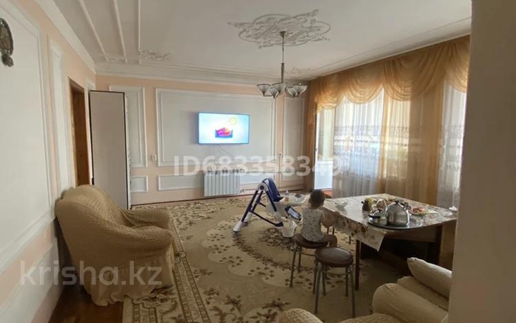 4-комнатная квартира, 80 м², 4/4 этаж, Сарсенбаева 1 за 28 млн 〒 в Таразе — фото 2