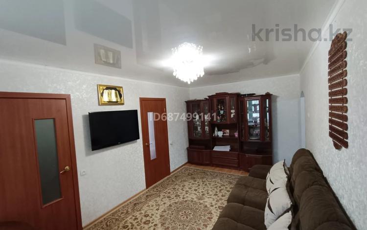 4-комнатная квартира, 61 м², 1/5 этаж, 14 мкр за 15 млн 〒 в Караганде, Алихана Бокейханова р-н — фото 2
