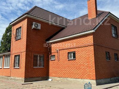 Продажа домов и дачи в Актюбинской обл.: Отдельный дом · 7 комнат · 240.7 м² · 11.7 сот., мкр 12 за 85 млн 〒 Отдельный дом · 7 комнат · 240.7 м² · 11.7 сот., мкр 12 за 85 млн 〒 в Актобе