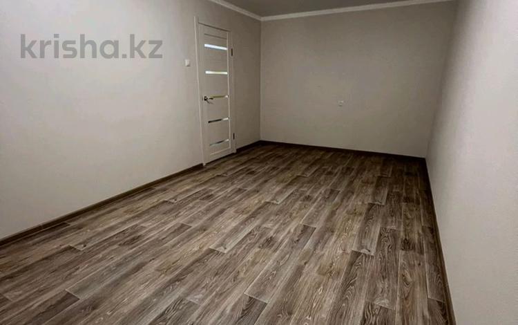 1-комнатная квартира, 35 м², 1/5 этаж, ауэзова за 15 млн 〒 в Петропавловске — фото 2