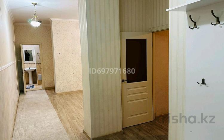 3-комнатная квартира, 100 м², 1/14 этаж помесячно, Сауран