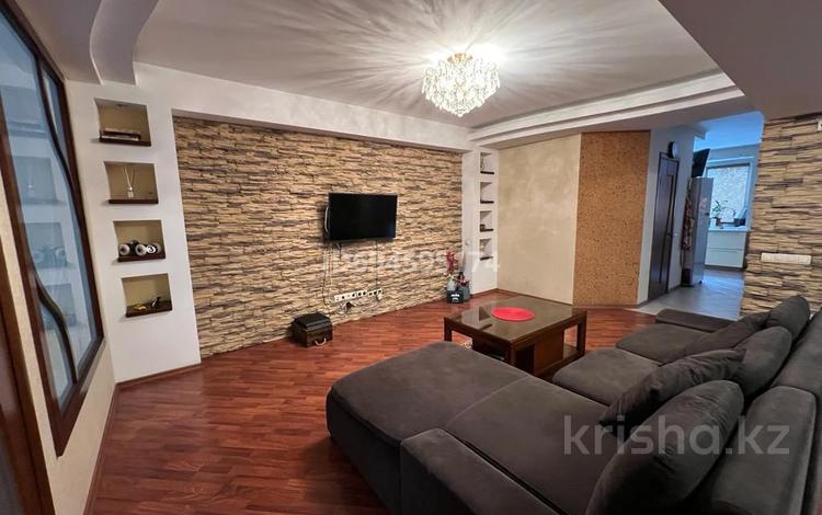 3-комнатная квартира, 108 м², 2/5 этаж помесячно, Муканова 235 — Джамбула