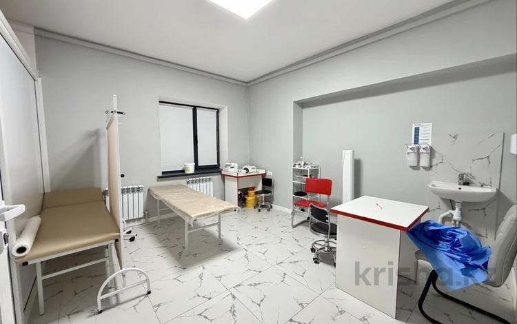 Свободное назначение, офисы, магазины и бутики, склады, салоны красоты, бани, гостиницы и зоны отдыха, фитнес и спорт, медцентры и аптеки, образование, развлечения, конференц-залы, кабинеты и рабочие места, студии · 70 м² за 300 000 〒 в Алматы, Бостандыкский р-н — фото 2