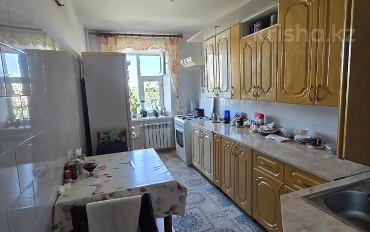 4-комнатная квартира · 80.6 м² · 4/6 этаж, мкр 8, проспект Алии Молдагуловой за 25.5 млн ₸ в Актобе — фото 2