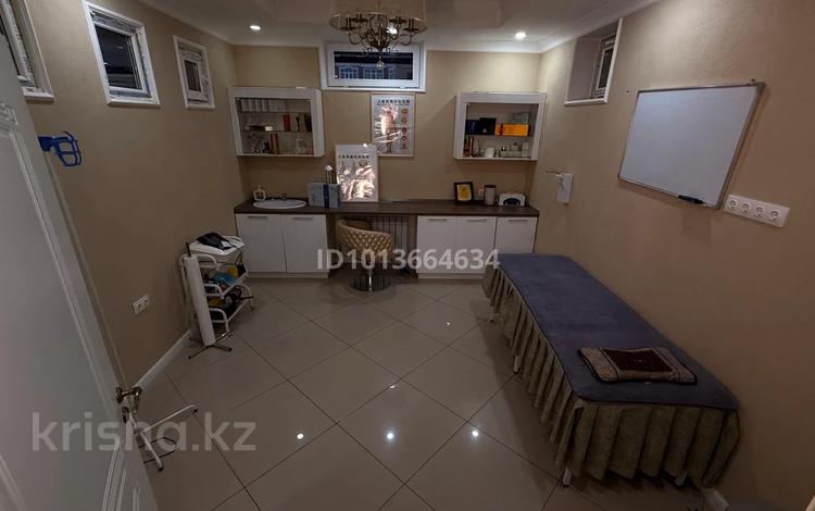 Салоны красоты, кабинеты и рабочие места · 35 м² за 400 000 ₸ в Алматы, Бостандыкский р-н — фото 2