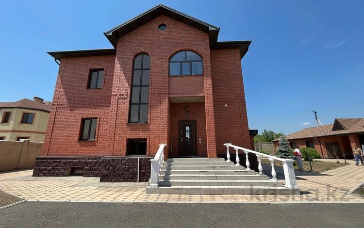 Отдельный дом · 10 комнат · 403 м² · 16 сот., мкр Михайловка , Жанибекова 141/1 за 180 млн 〒 в Караганде, Казыбек би р-н — фото 3