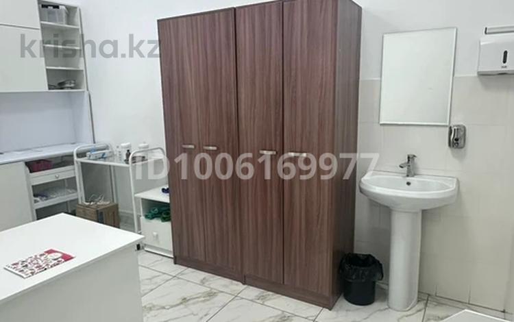 Салоны красоты, медцентры и аптеки, кабинеты и рабочие места · 22 м² за 130 000 〒 в Шымкенте — фото 2