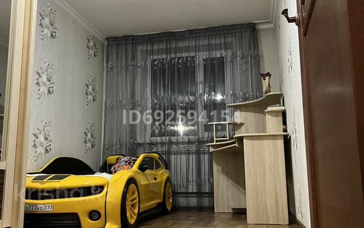 3-комнатная квартира · 63 м² · 2/5 этаж, Пришахтинск, 23й микрорайон 32 за 23 млн 〒 в Караганде, Алихана Бокейханова р-н — фото 2