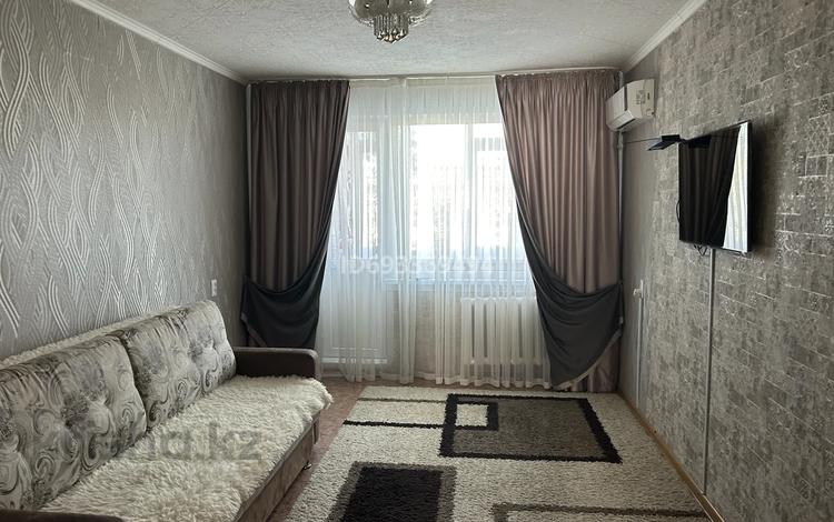 2-комнатная квартира, 46 м², 3/5 этаж посуточно, Жданова — Чешский лев за 13 000 〒 в Уральске — фото 2