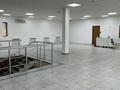 Офисы, магазины и бутики, образование, кабинеты и рабочие места, студии · 230 м² за 600 000 〒 в Атырау, мкр Центральный — фото 6
