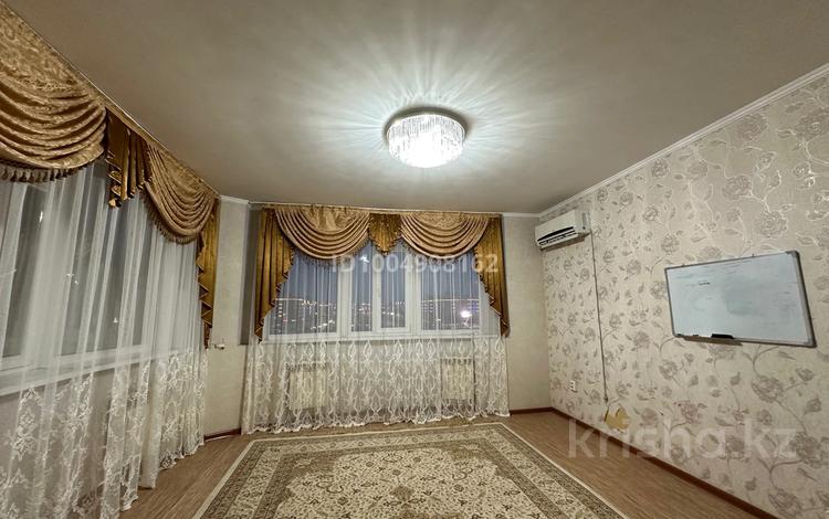 3-бөлмелі пәтер · 100 м² · 4/10 қабат, мкр. Алтын орда, Молдагулова 58 — Молдагулова-Баишева, бағасы: 27 млн ₸ в Актобе — фото 2