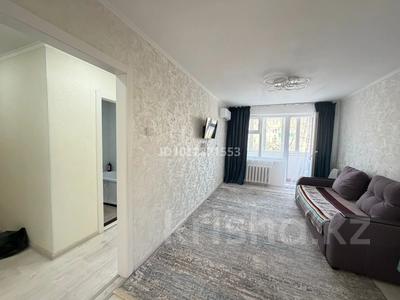 2-бөлмелі пәтер · 64 м² · 3 қабат, Хусаинова 157 — Универмаг, бағасы: 15 000 ₸ в Уральске, мкр Школьник