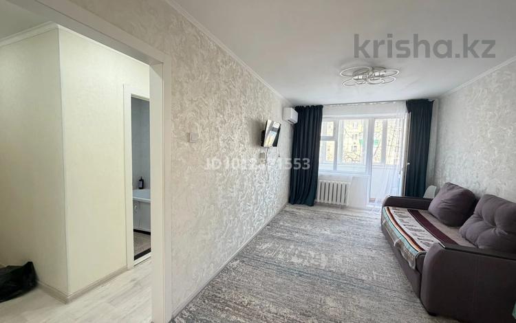 2-бөлмелі пәтер · 64 м² · 3 қабат, Хусаинова 157 — Универмаг, бағасы: 15 000 ₸ в Уральске, мкр Школьник — фото 2