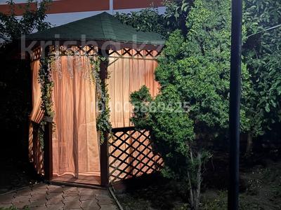 Отдельный дом · 5 комнат · 315 м², Скоробогатова 1/1 — Рядом с ценральным рынком за 1 млн 〒 в Уральске, мкр Школьник